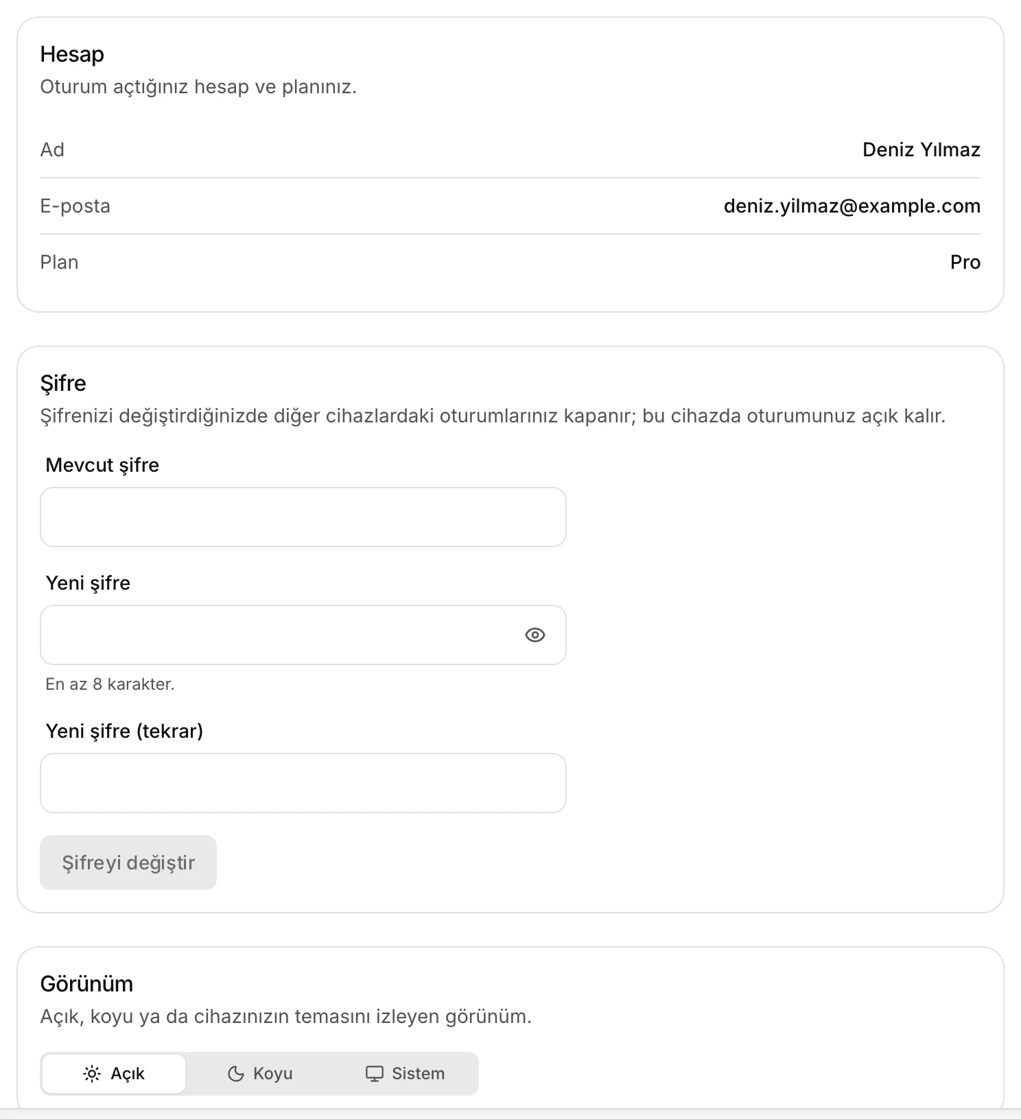 The Settings screen: name, email and plan in the Hesap card; three password fields and the Şifreyi değiştir button in the Şifre card; the theme choice in the Görünüm card