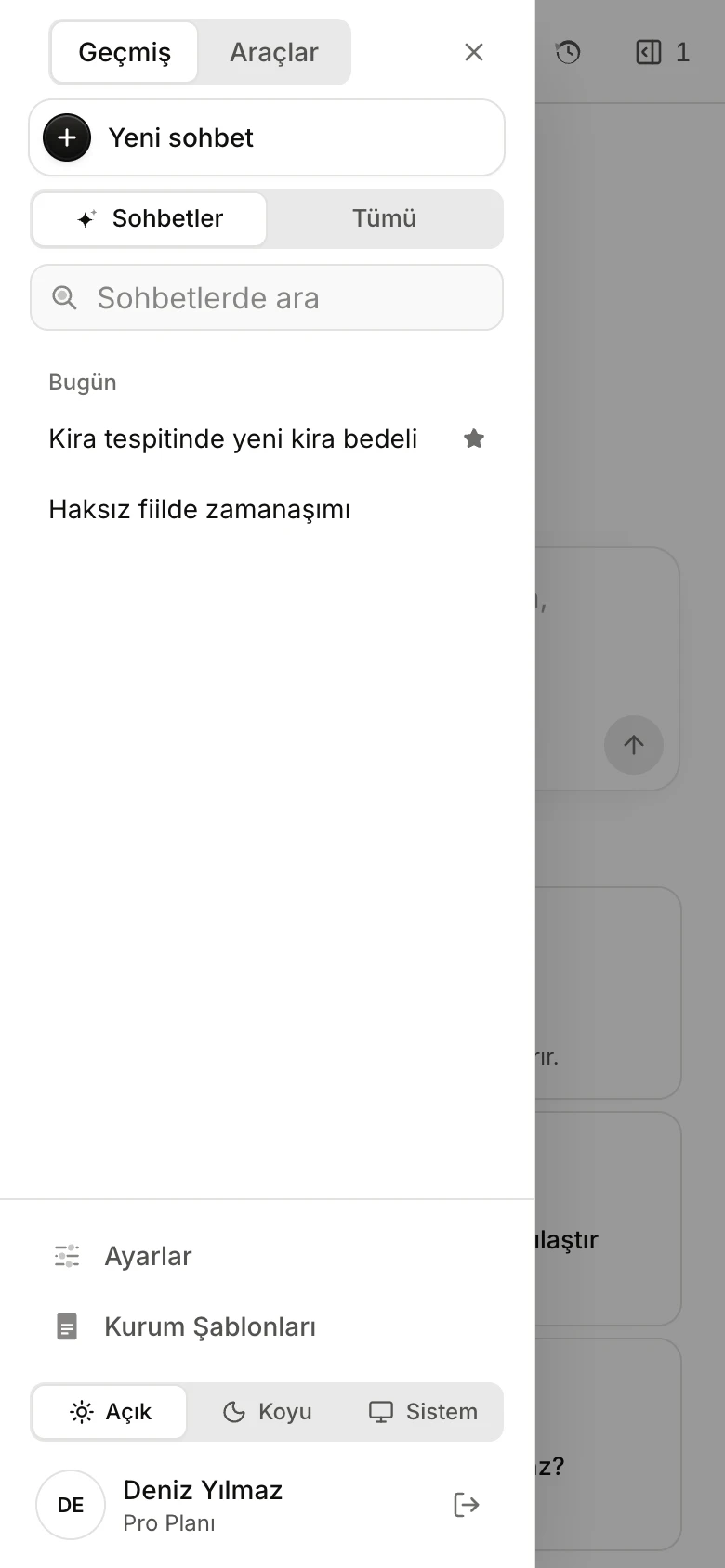 Telefon genişliğinde açılan panel: üstte Geçmiş ve Araçlar sekmeleri, sohbet listesi; altta Ayarlar, Kurum Şablonları, tema seçimi ve hesap