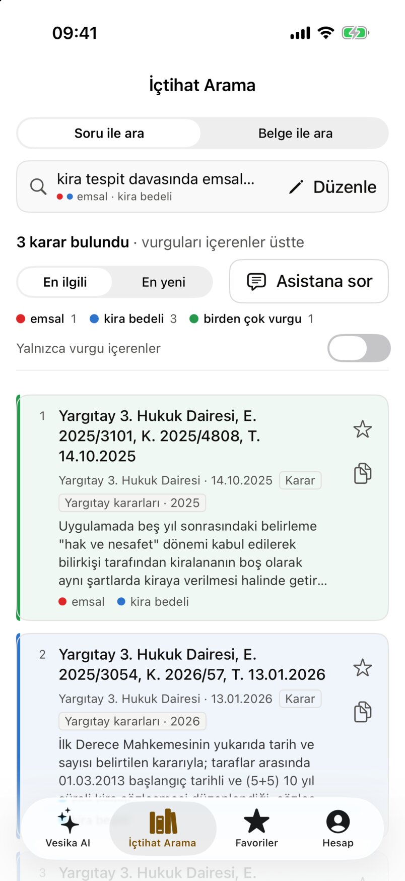 Sonuç listesi: katlanmış soru çubuğu, '3 karar bulundu' satırı, En ilgili / En yeni sıralama, Asistana sor, vurgu sayıları ve karar kartları