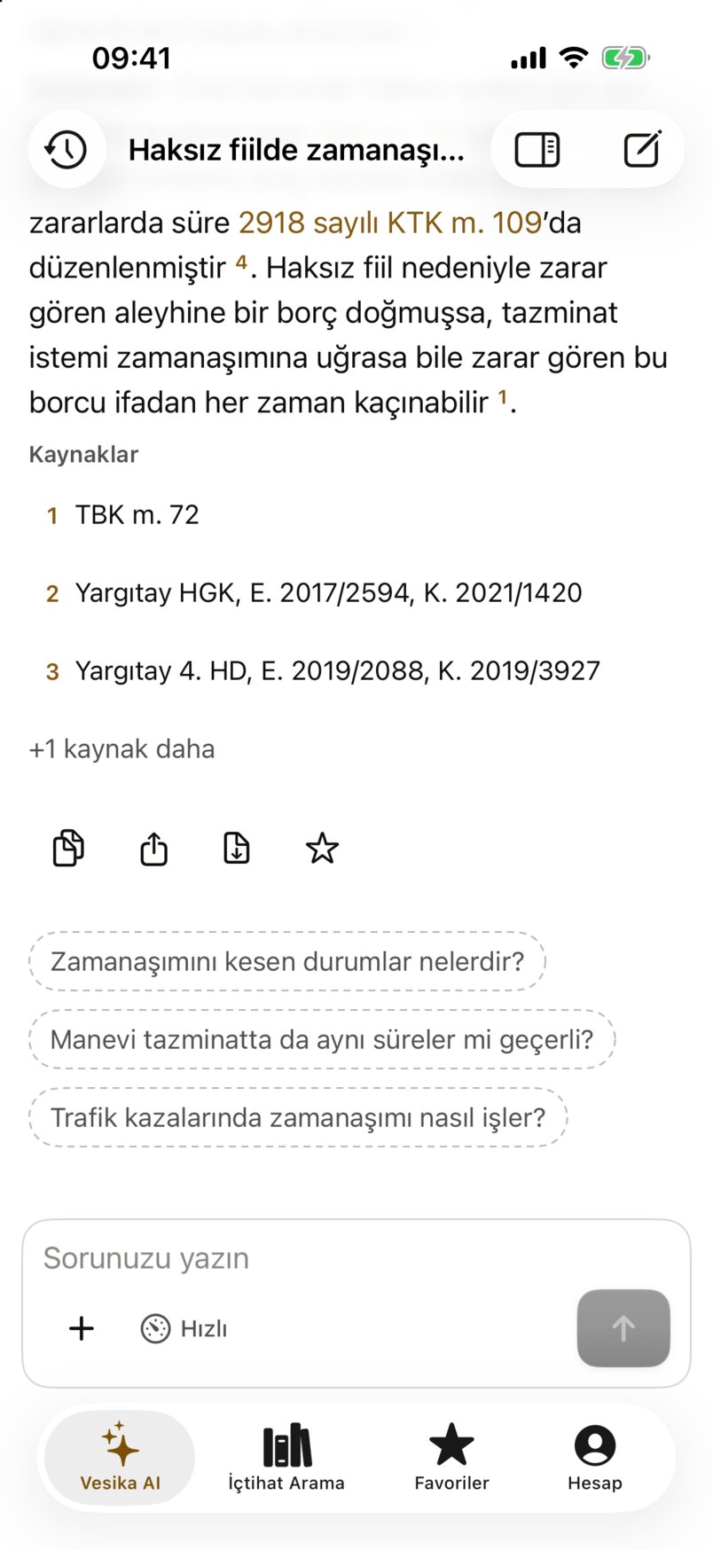 Yanıtın alt kısmı: Kaynaklar listesi, +1 kaynak daha, dört yanıt düğmesi ve takip sorusu önerileri