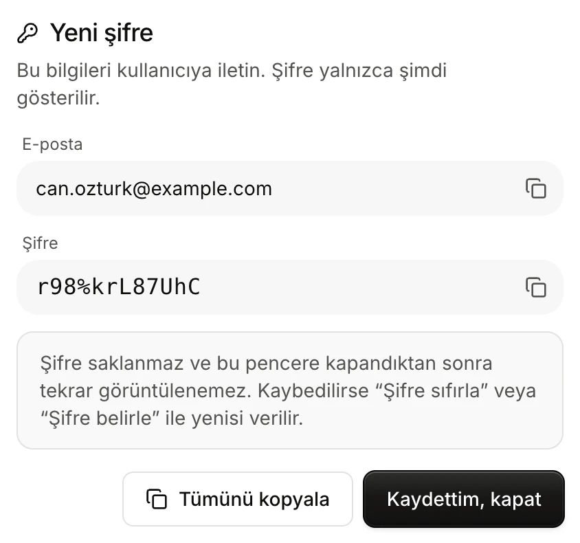 Yeni şifre penceresi: e-posta ve şifre alanları, kopyalama düğmeleri ve şifrenin bir daha gösterilmeyeceğine dair uyarı